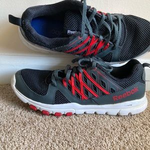 REEBOK  MENS SIZE 8 training sneakers , black & red